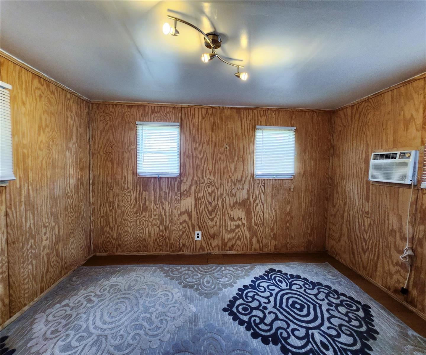 TB8405799 Property Photo