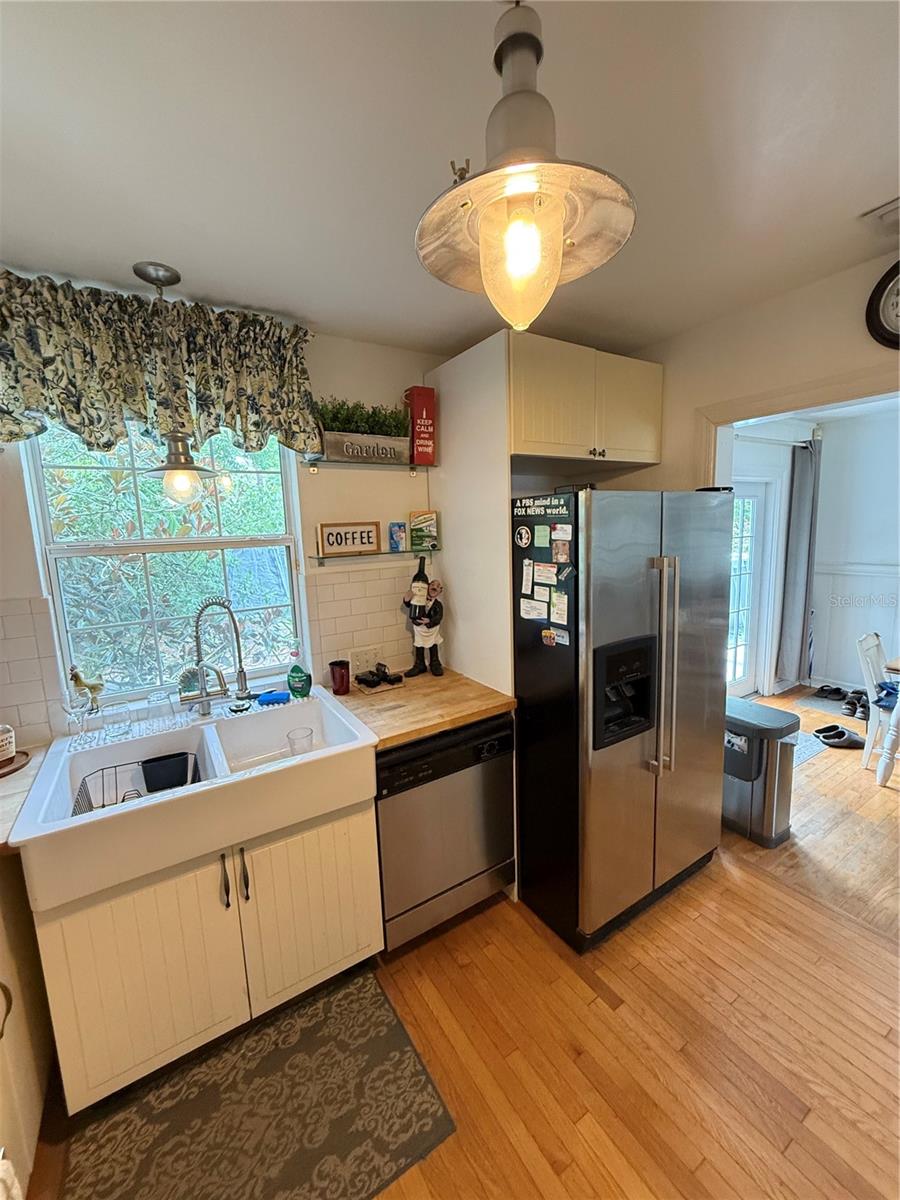 210 W 11TH AVE, MOUNT DORA, FL, 32757