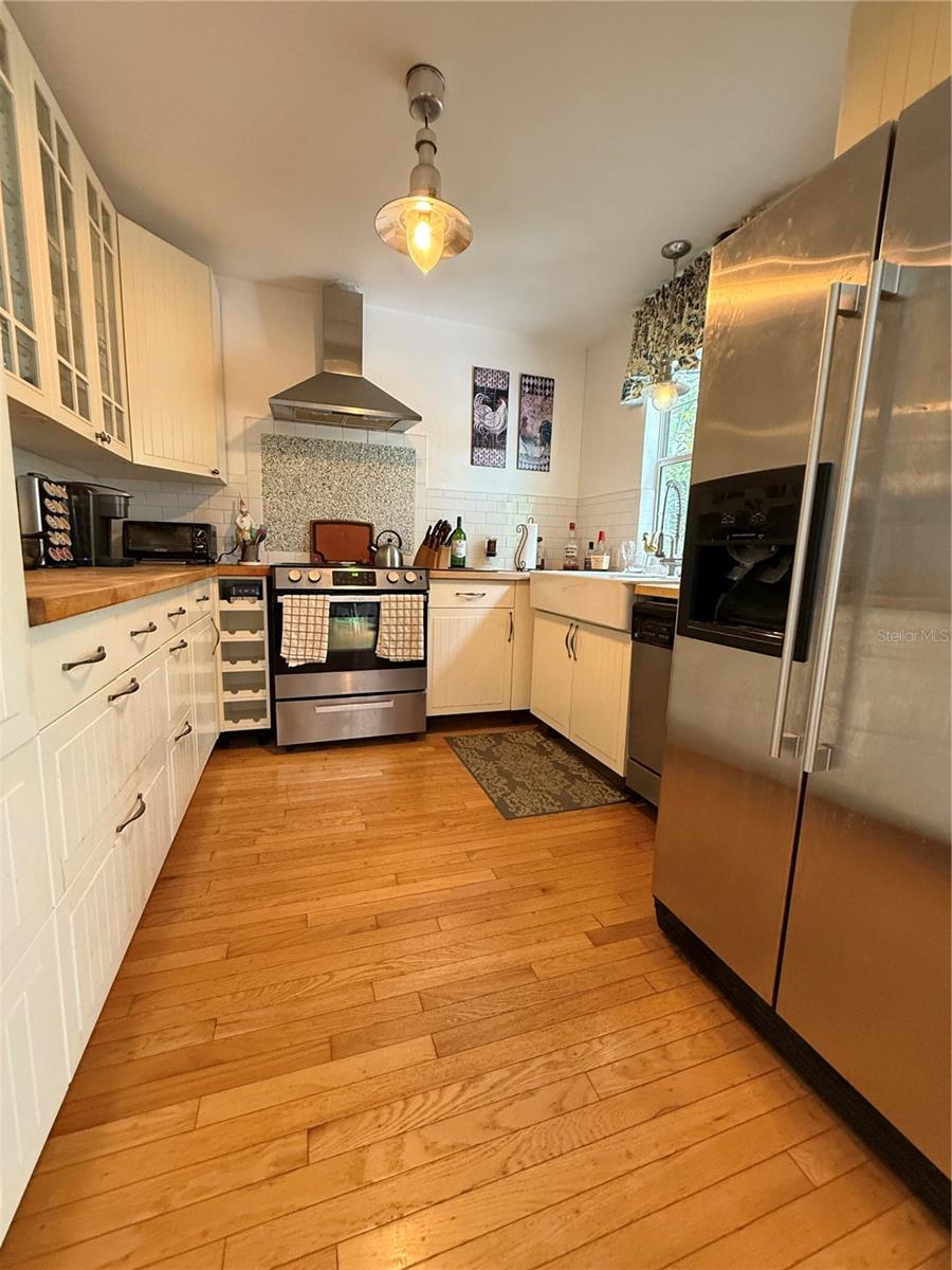 210 W 11TH AVE, MOUNT DORA, FL, 32757