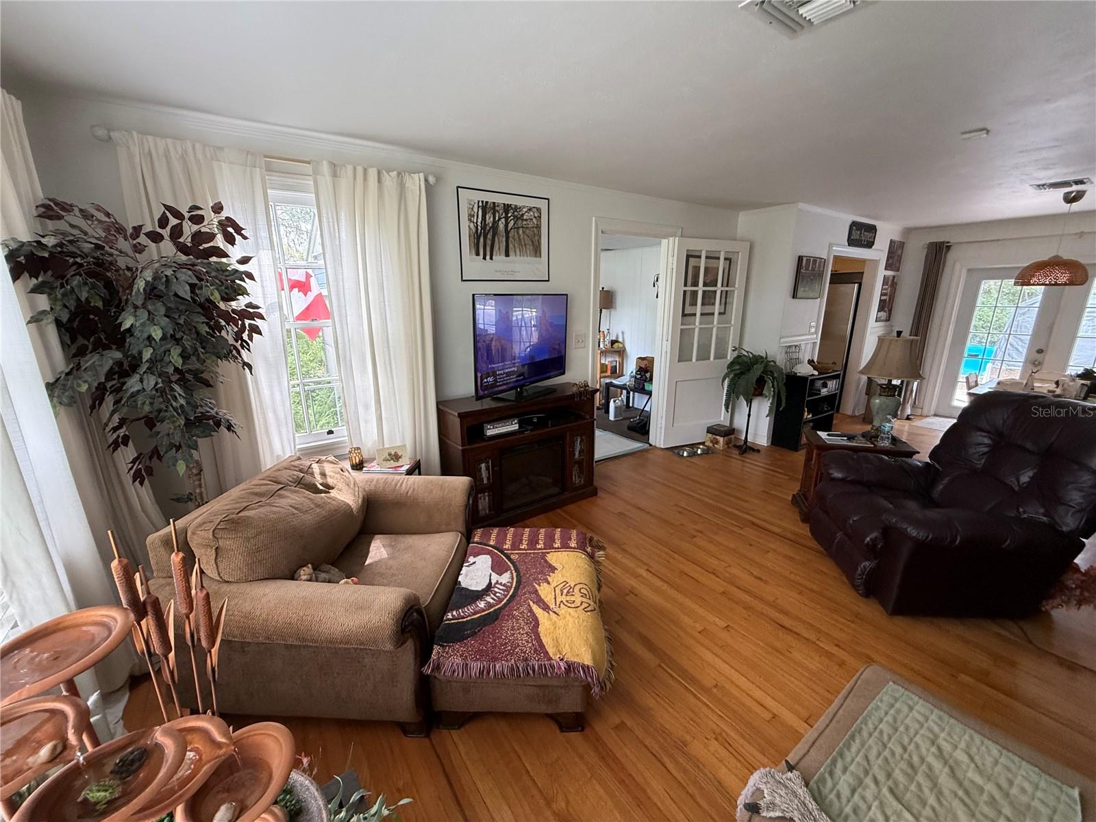 210 W 11TH AVE, MOUNT DORA, FL, 32757