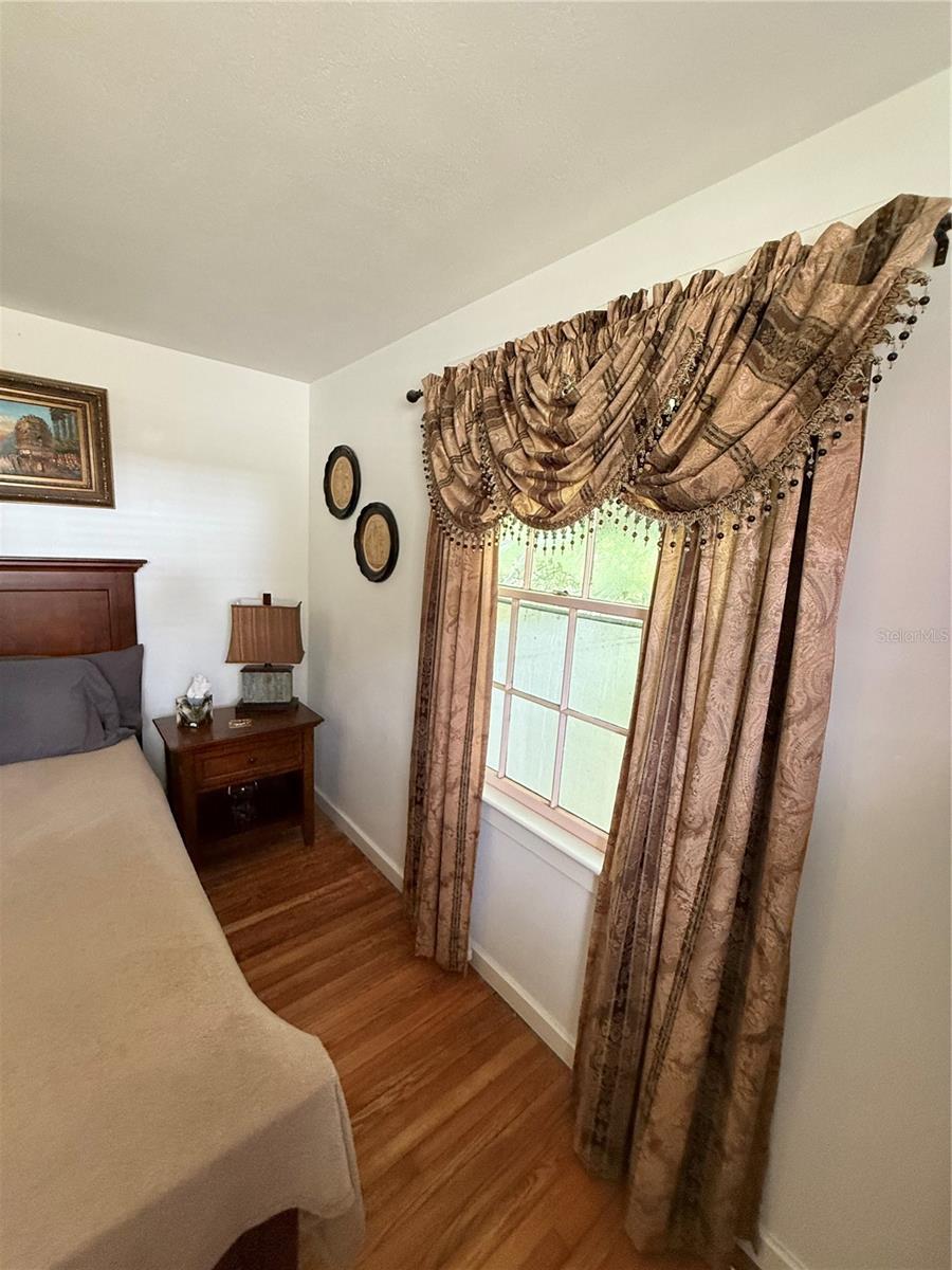 210 W 11TH AVE, MOUNT DORA, FL, 32757