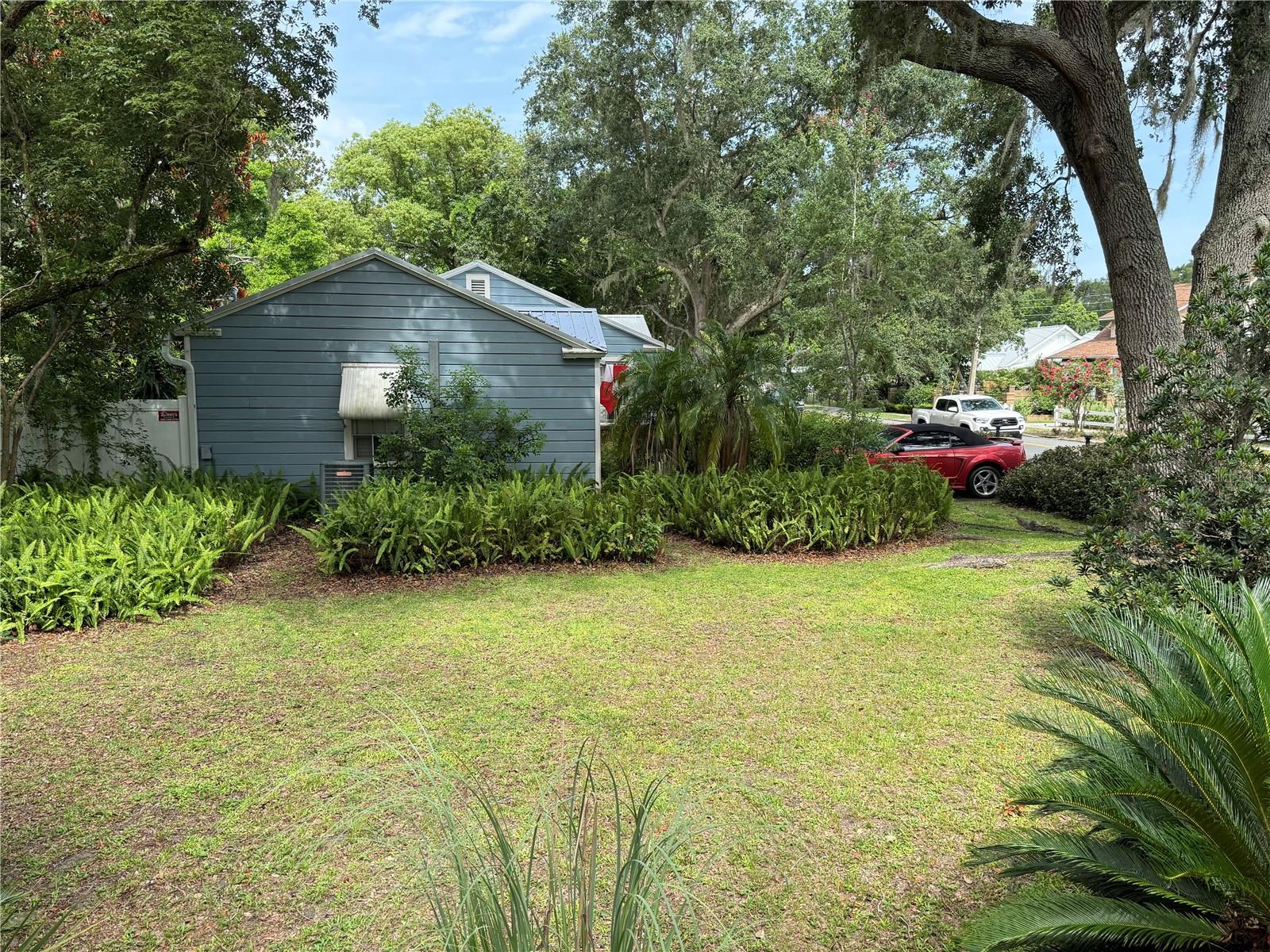 210 W 11TH AVE, MOUNT DORA, FL, 32757