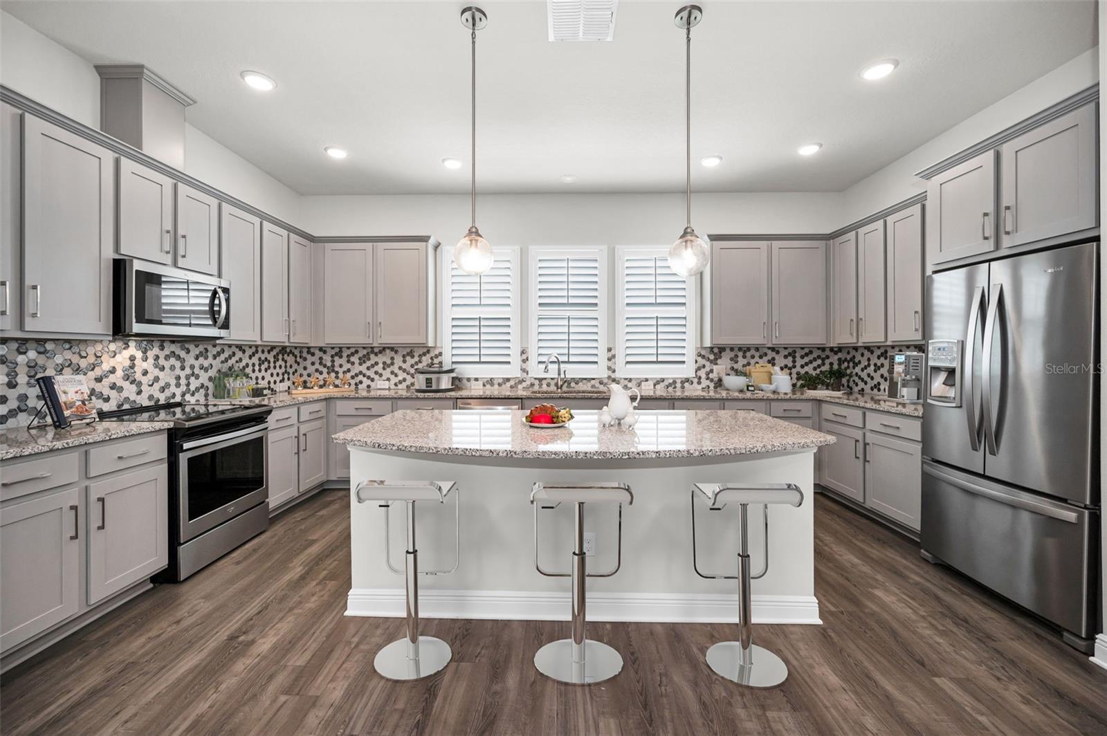 Kitchen with Island - Stools Virtual