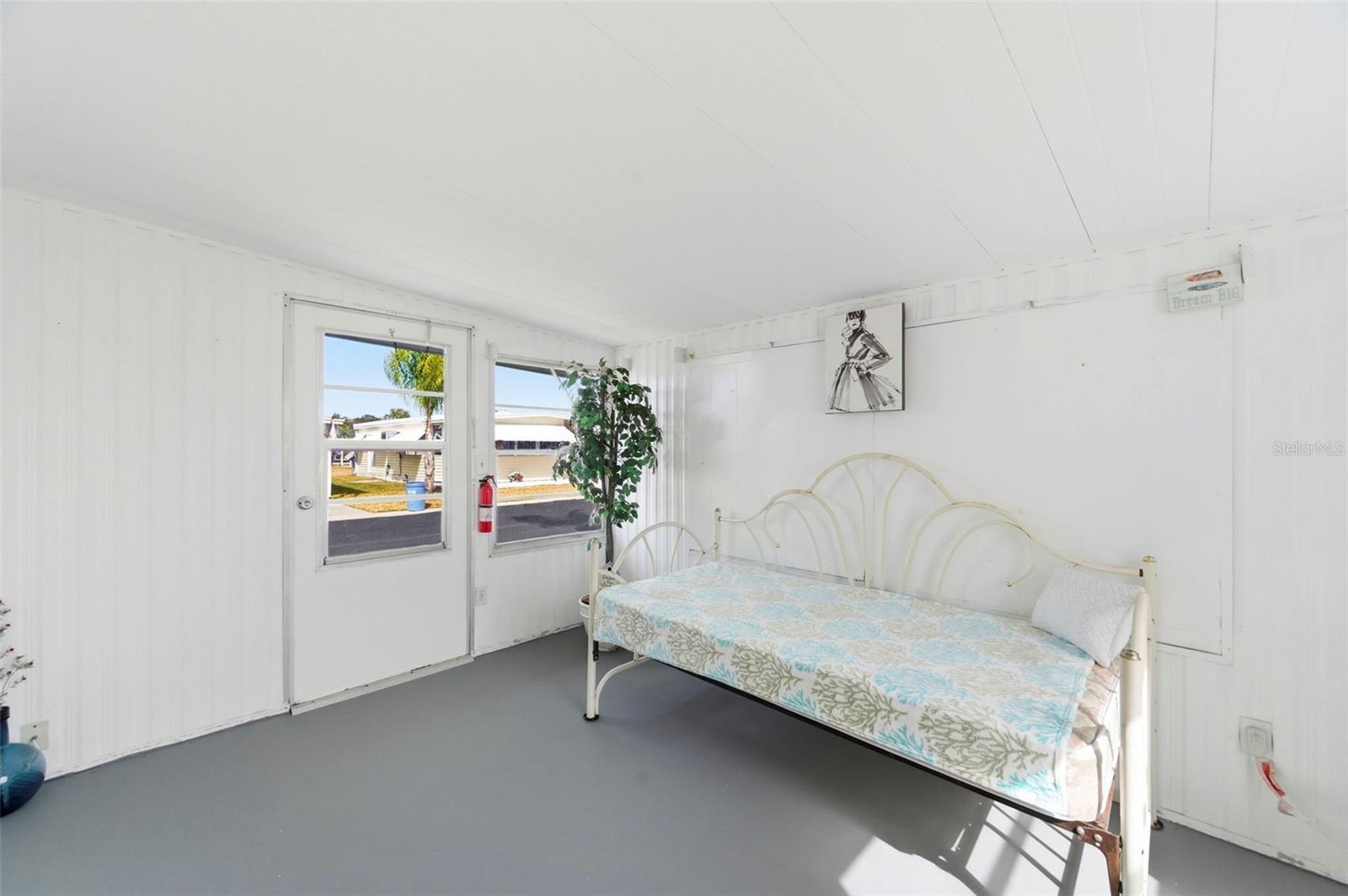 W7877272 Property Photo