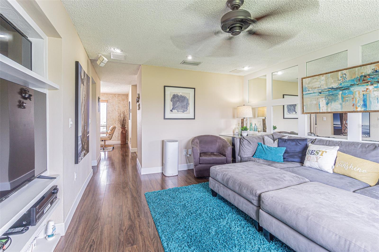 Wood laminate floors thru out