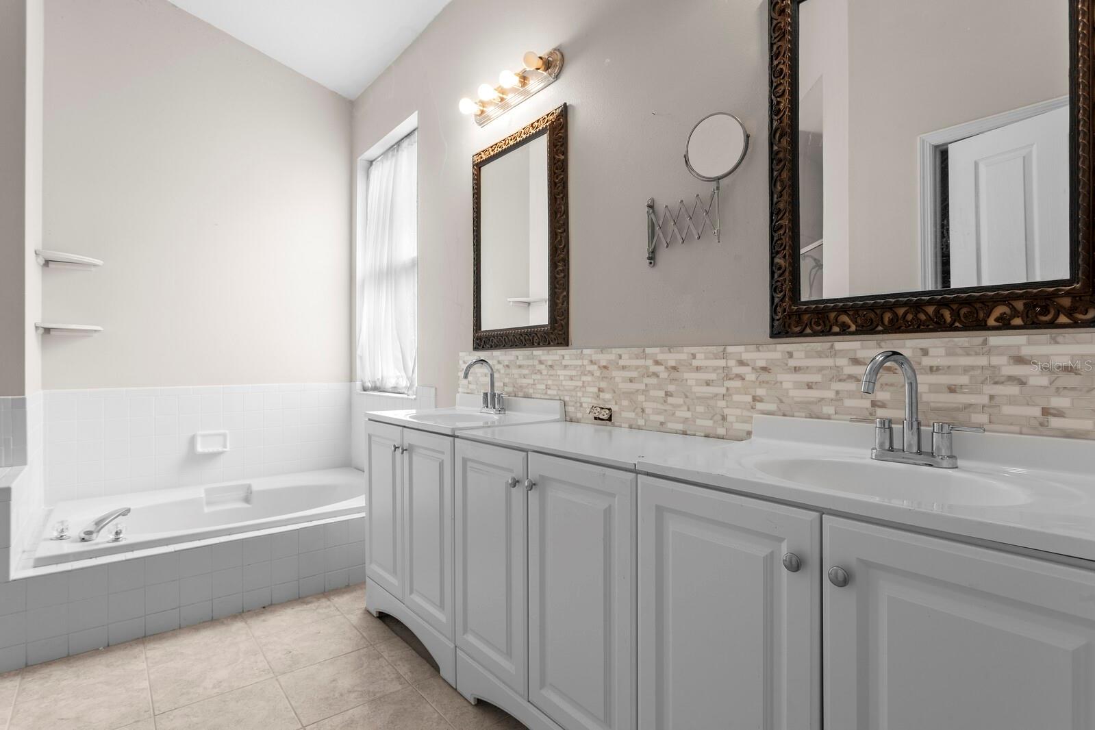 Master Bathroom (en suite)