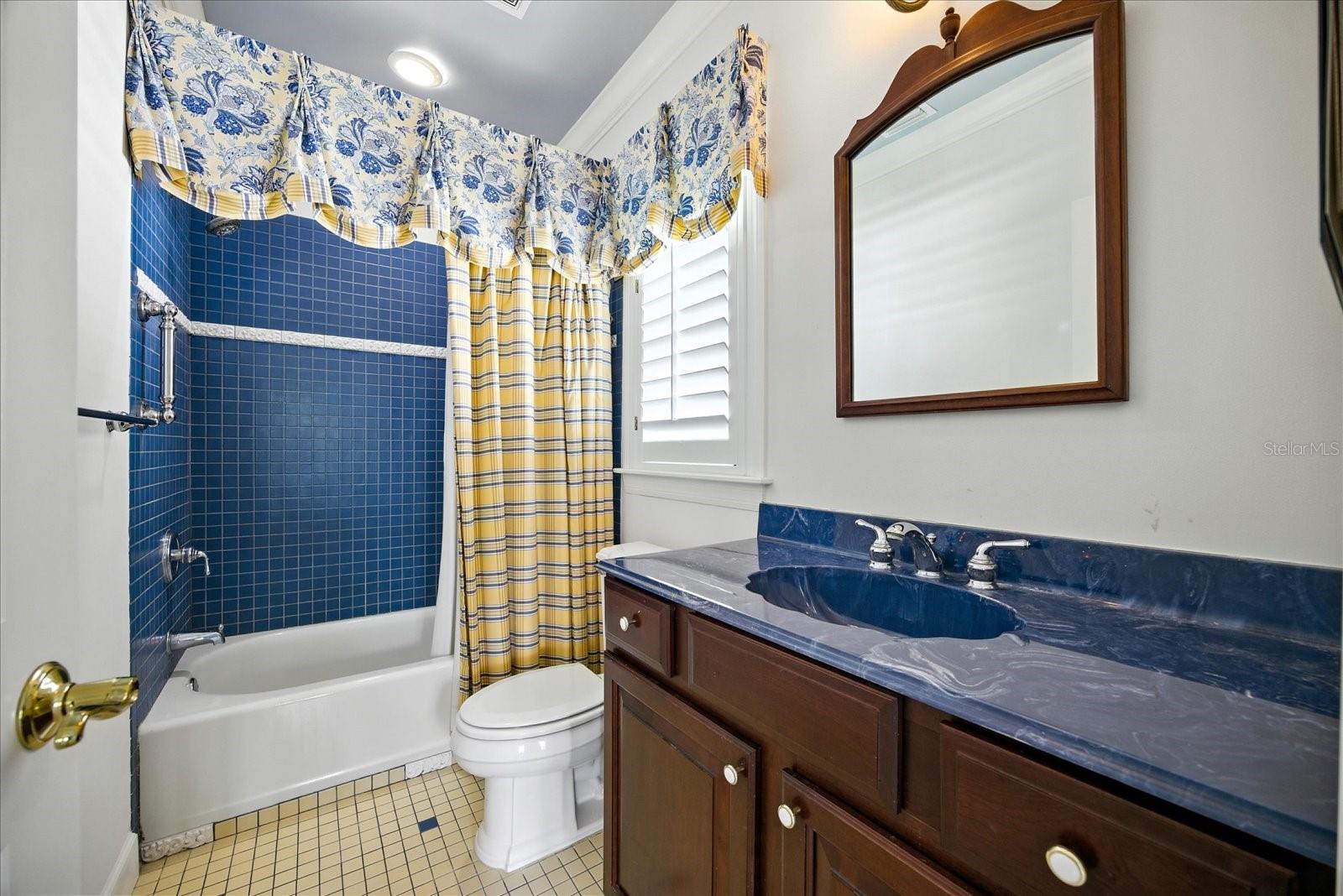 en-suite bedroom/bath
