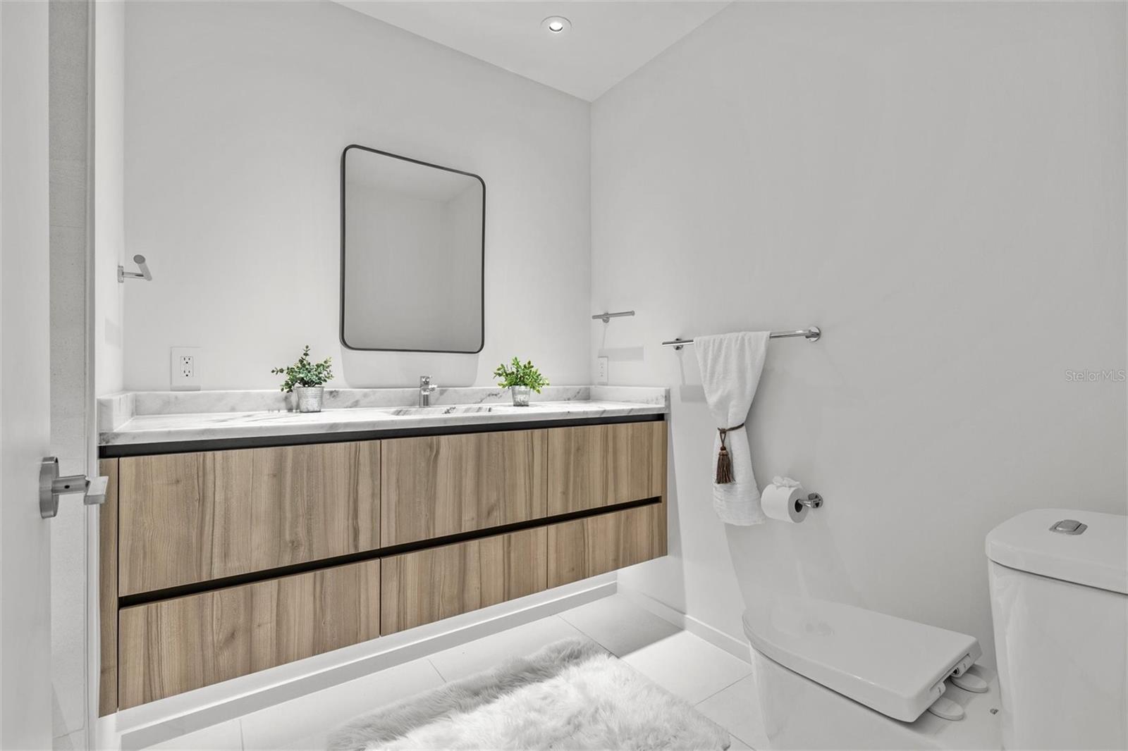 Second Full Bathroom w/ Tub/Shower