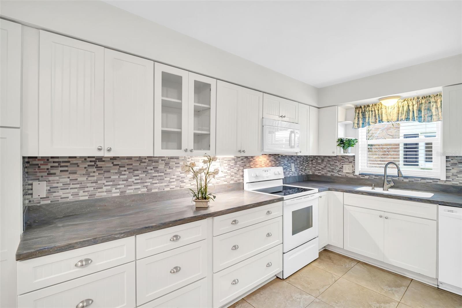 Beautifully updated & spacious kitchen~