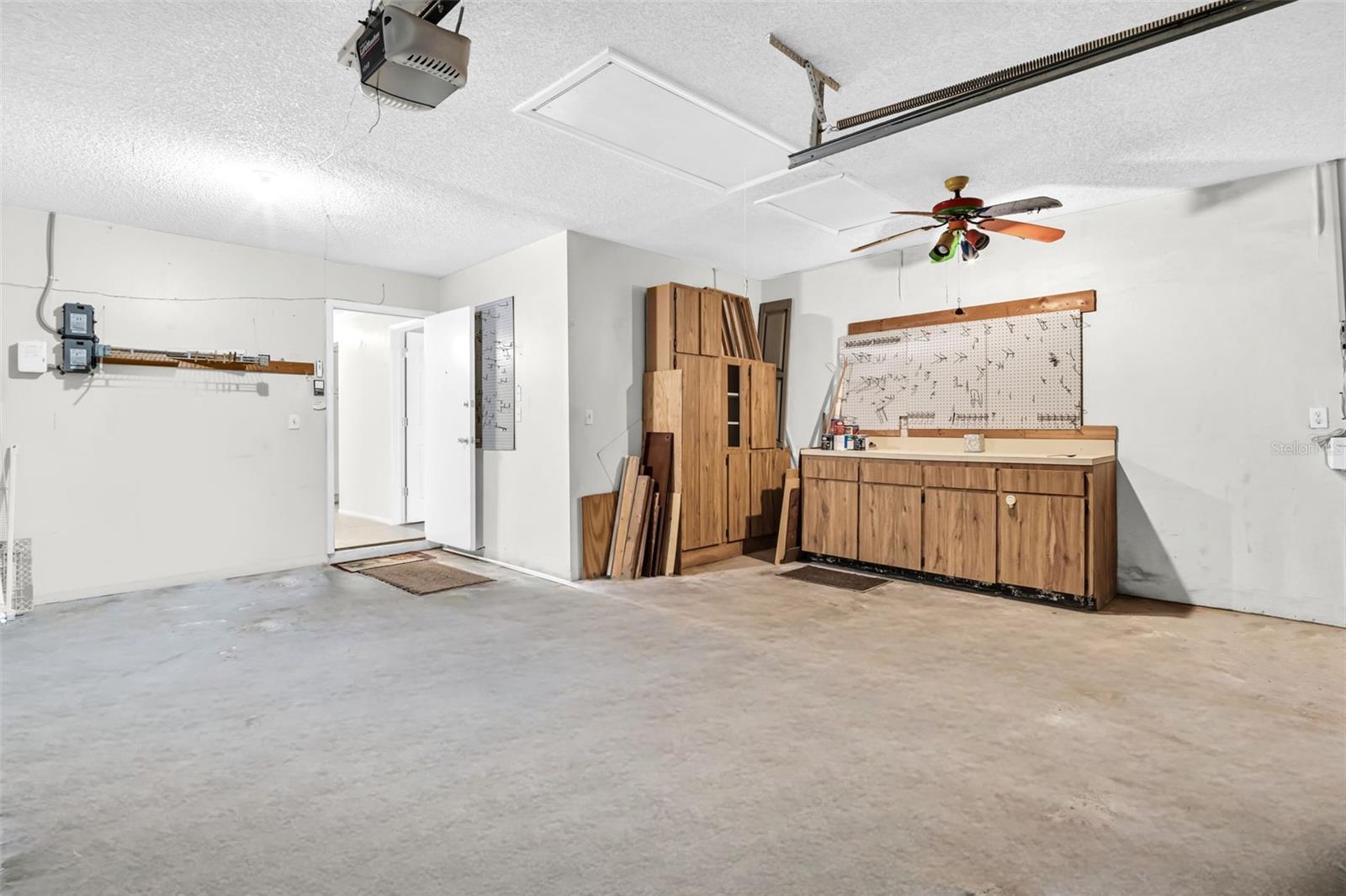 Oversized garage big enough for car & golf cart too~