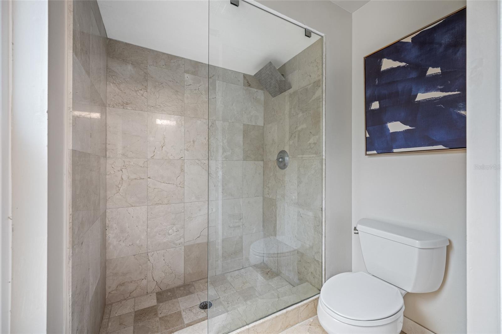 Guest bath between bedrooms