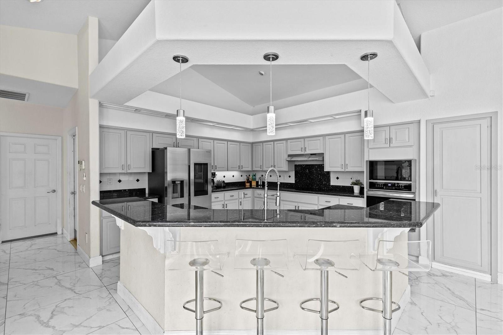 KITCHEN WITH GRANITE COUNTERS