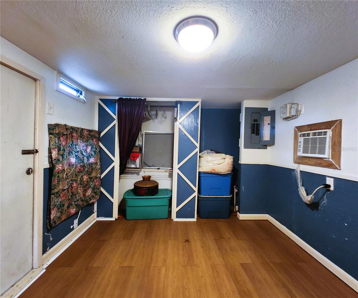 TB8409516 Property Photo