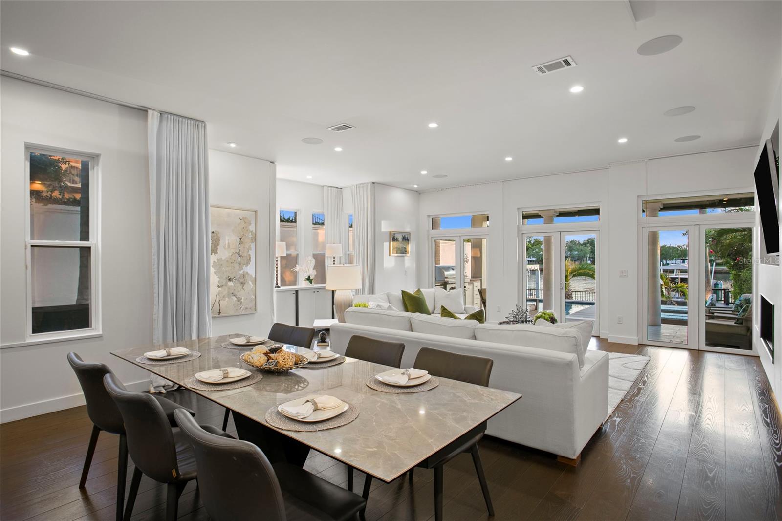 TB8409679 Property Photo