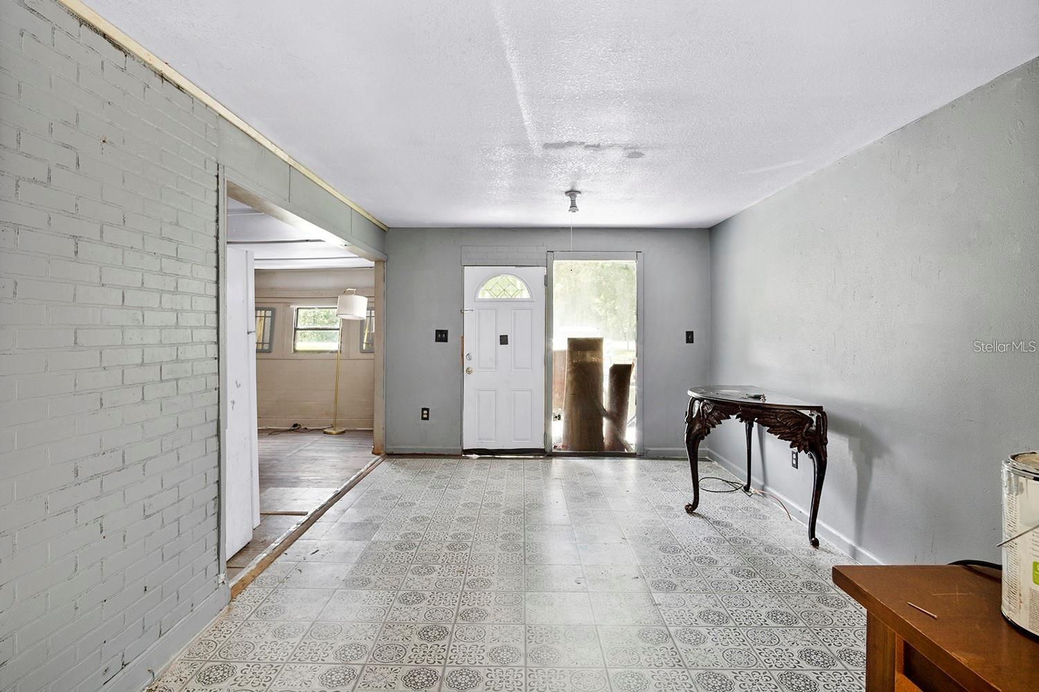 W7877555 Property Photo