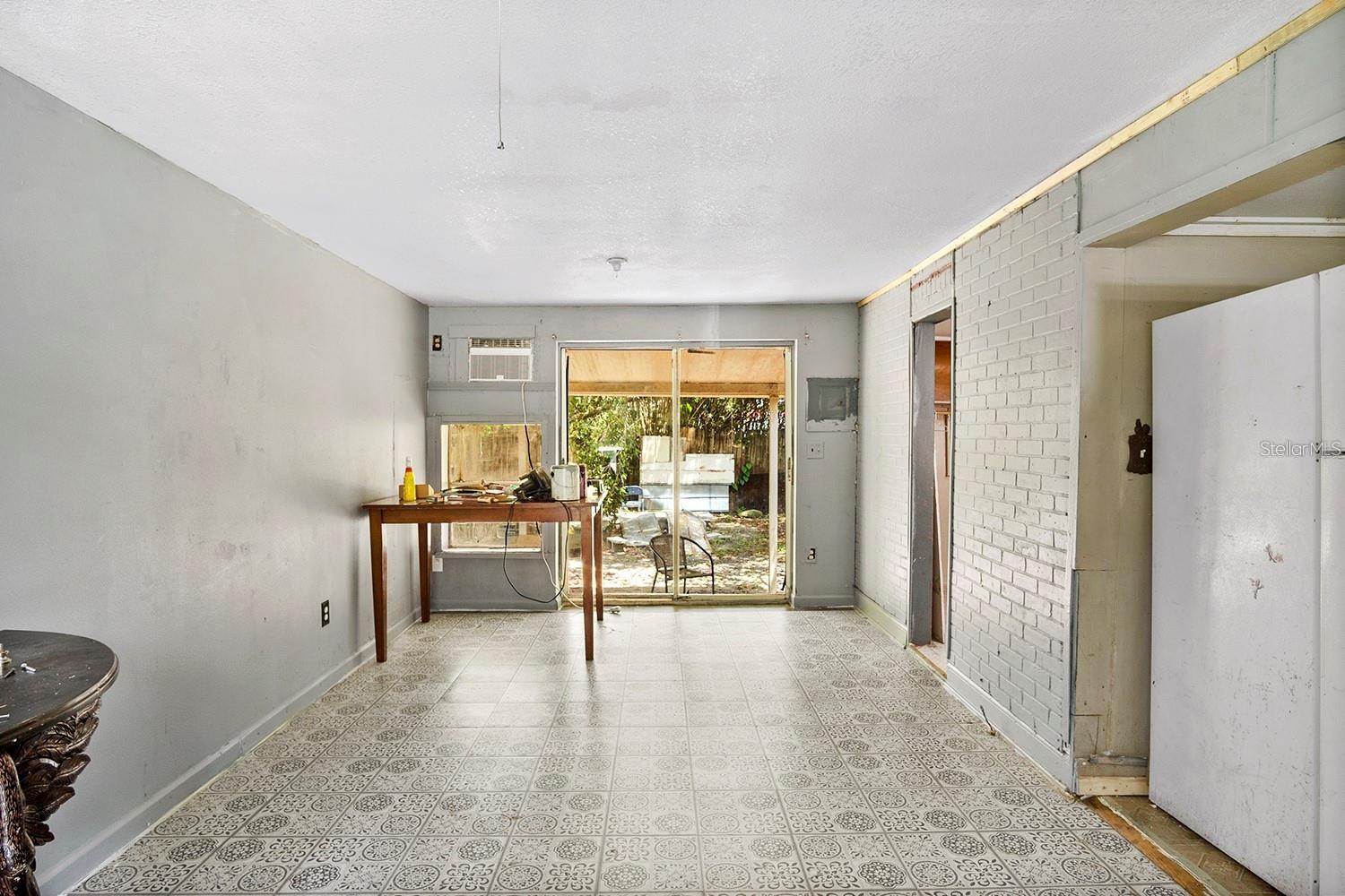 W7877555 Property Photo