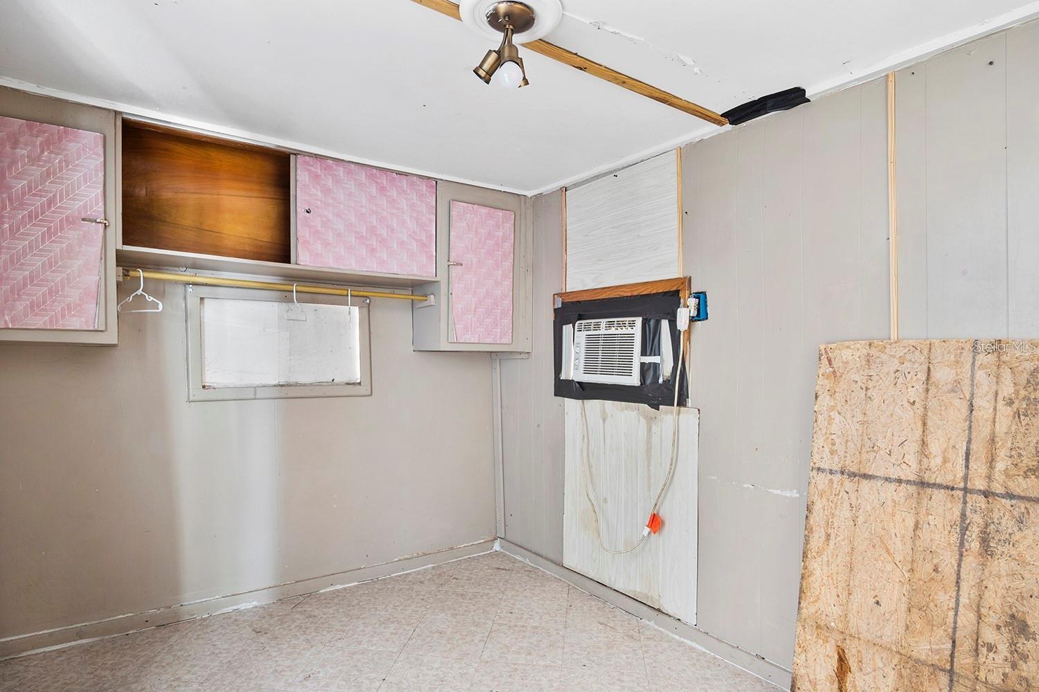 W7877555 Property Photo