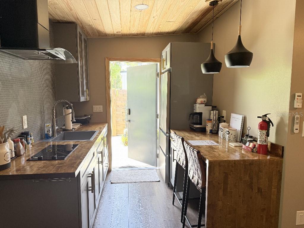 8020 N GOMEZ AVE, TAMPA, FL, 33614