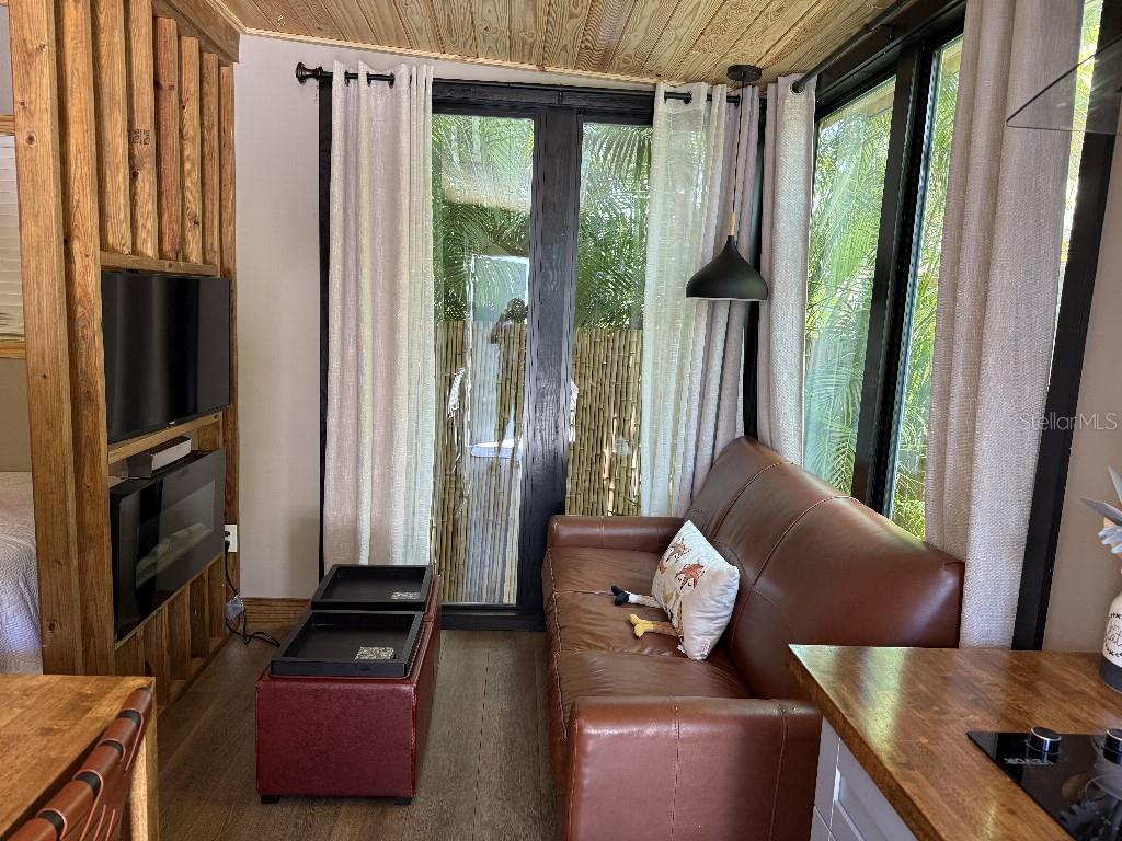 8020 N GOMEZ AVE, TAMPA, FL, 33614