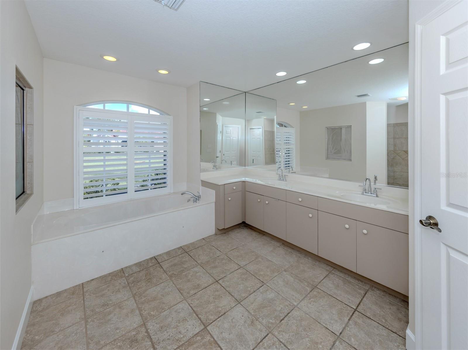 208 GREYWING CT, VENICE, FL, 34292