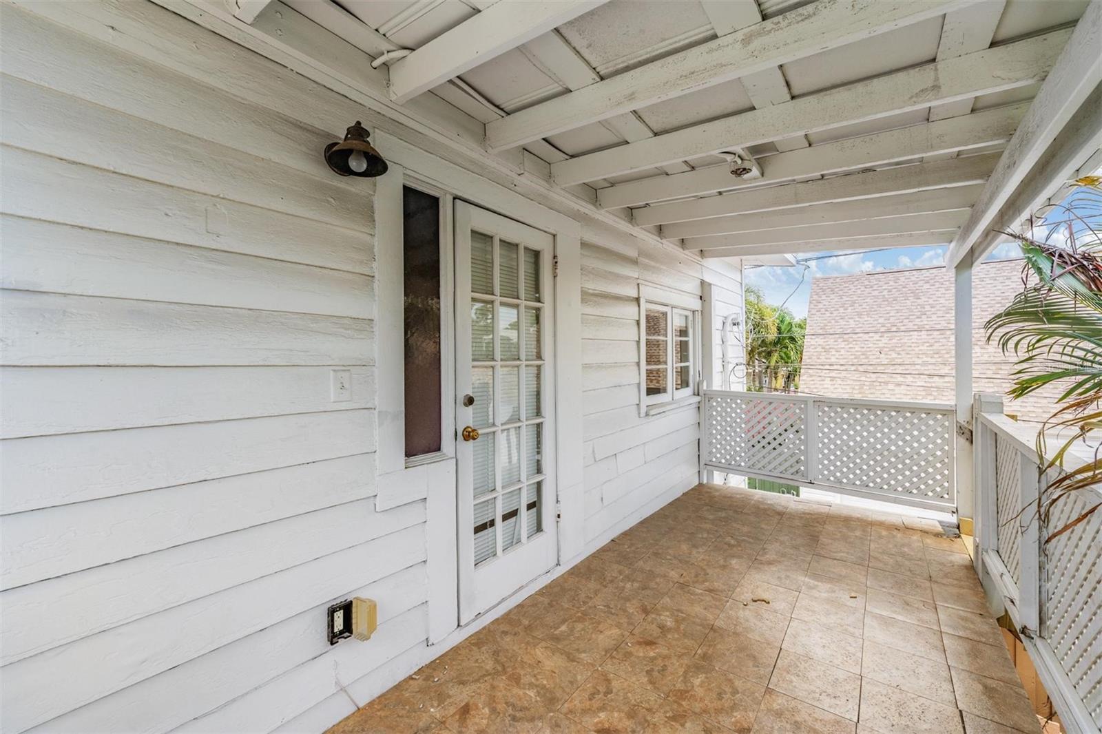 Upper apartment carriage house