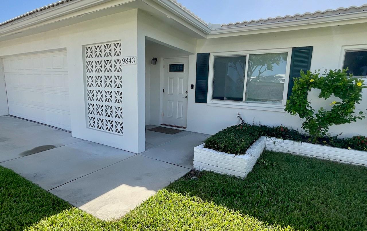 Entrance area, front door