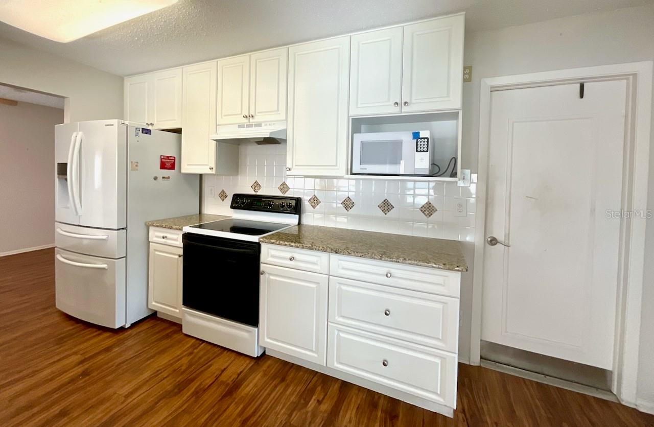 Kitchen range side with door to garage