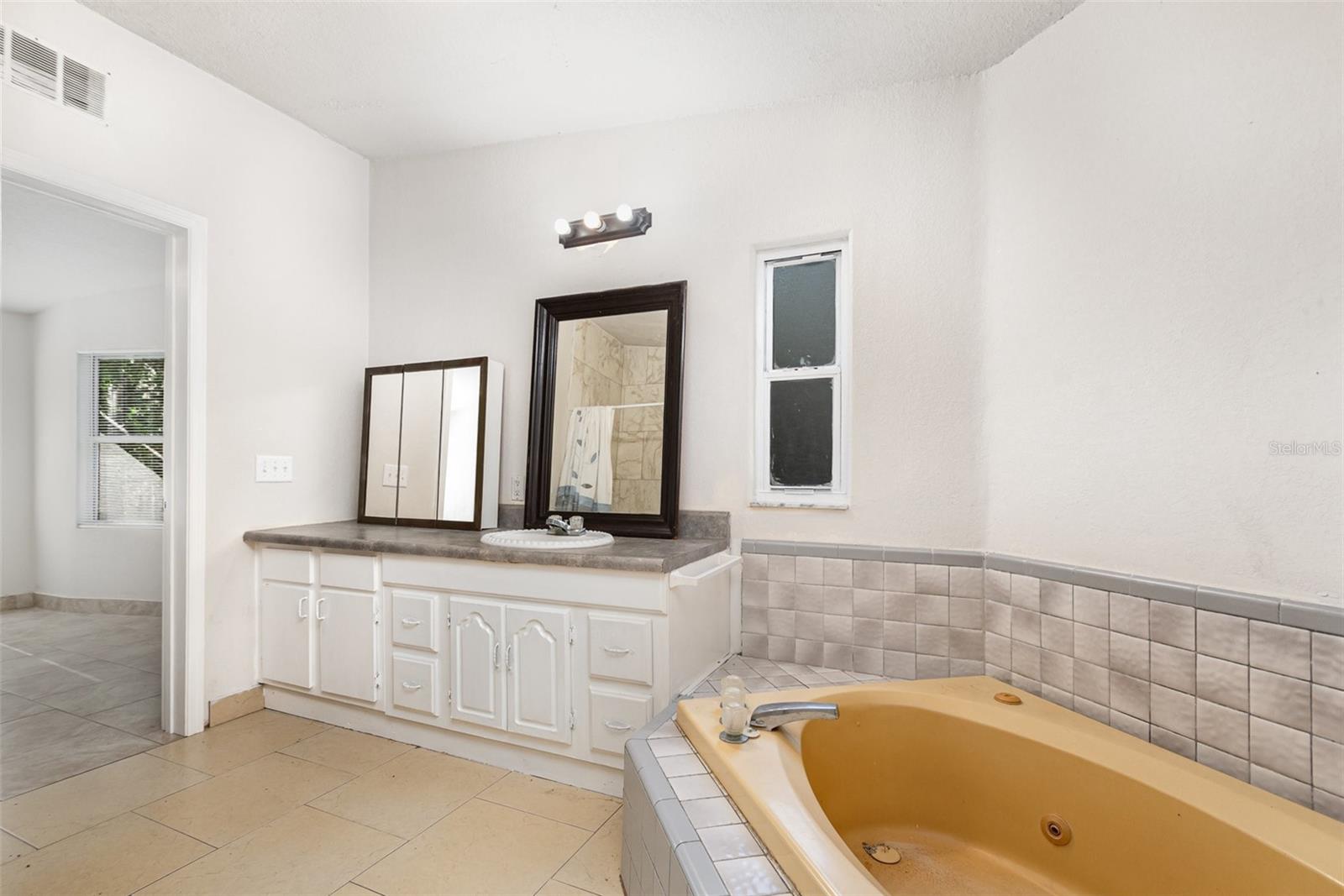 O6330530 Property Photo