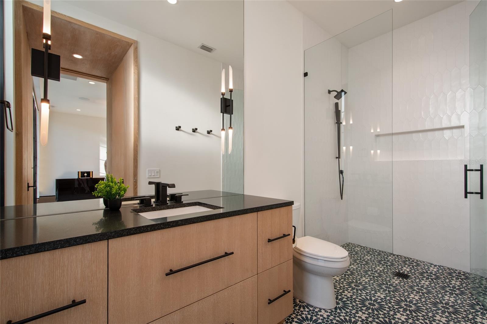 O6330736 Property Photo