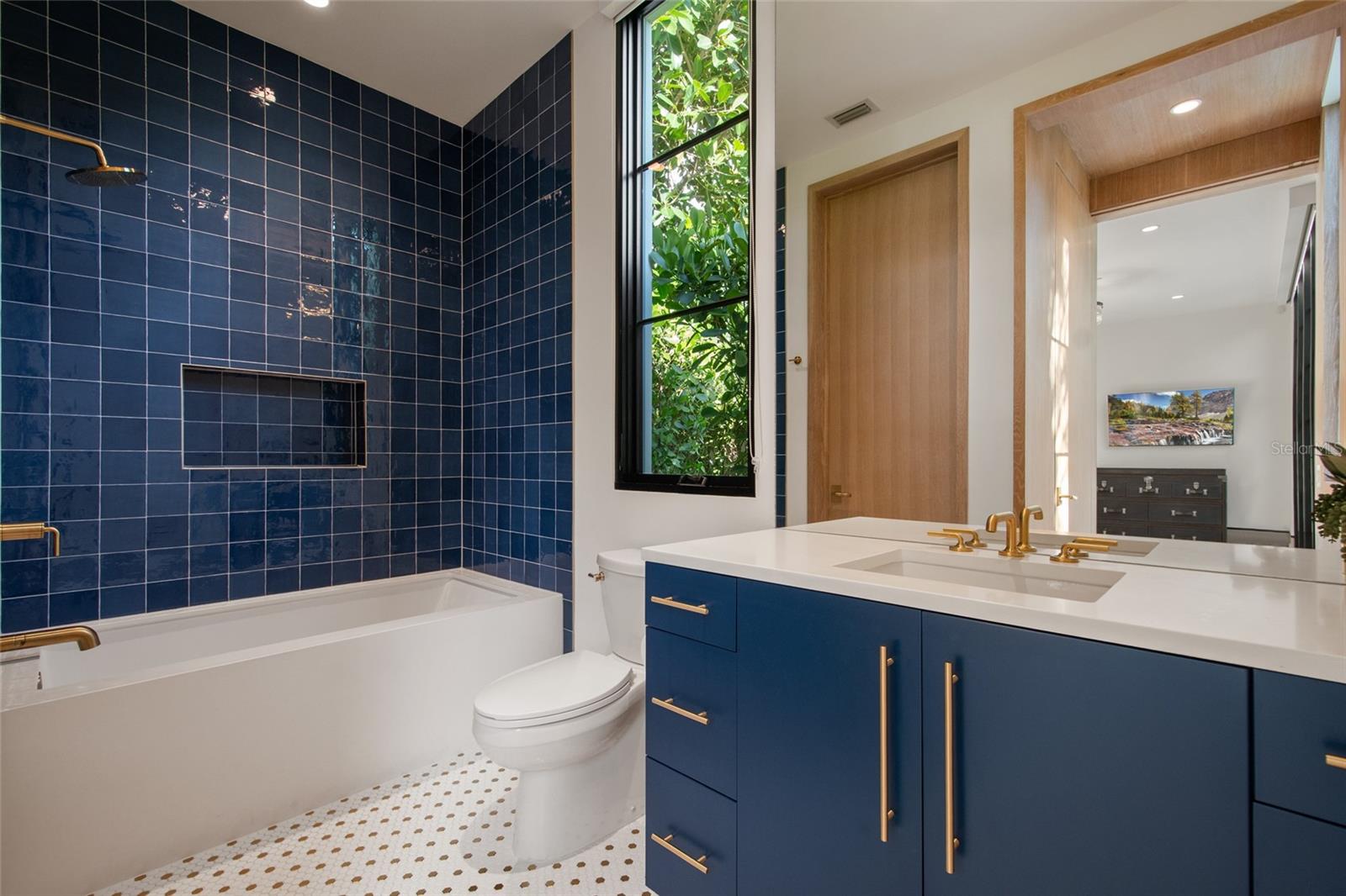 O6330736 Property Photo