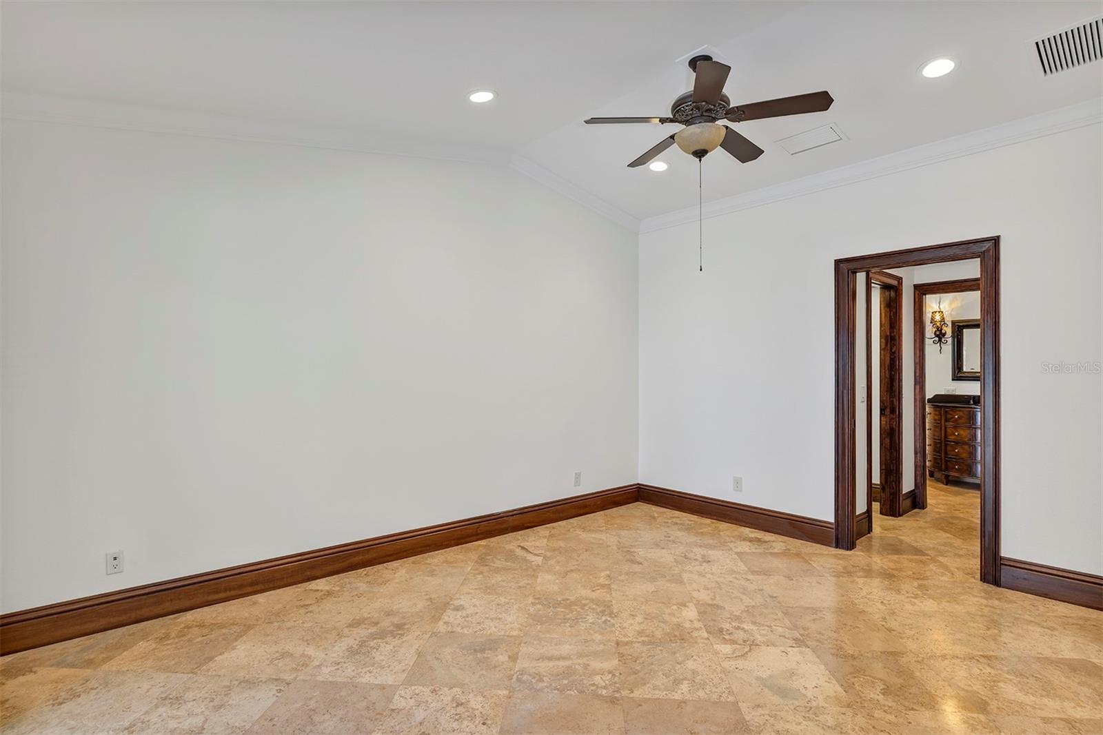 O6330959 Property Photo