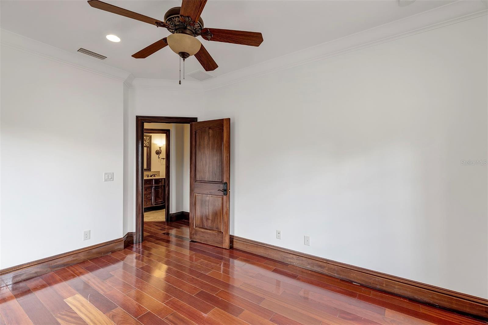 O6330959 Property Photo