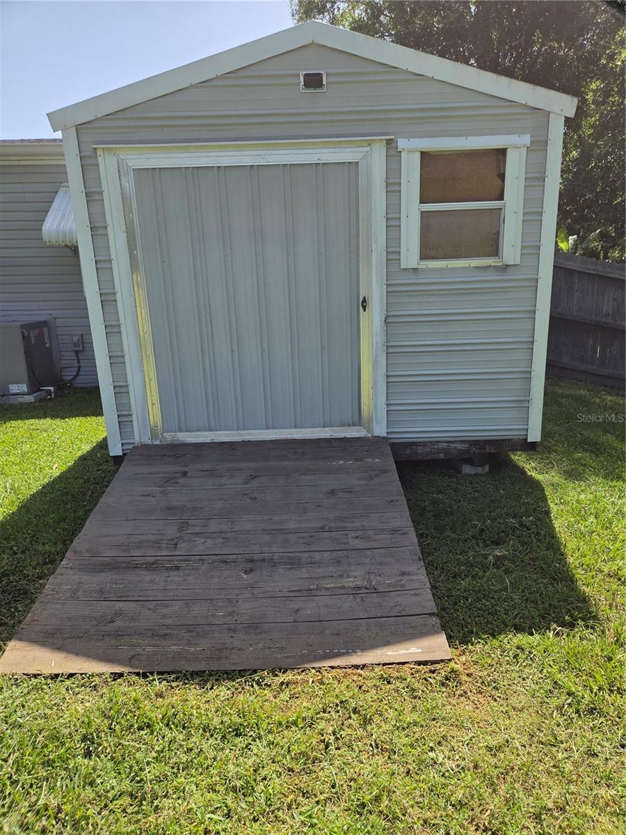 9129 WOOD TERRACE DR, TAMPA, FL, 33637