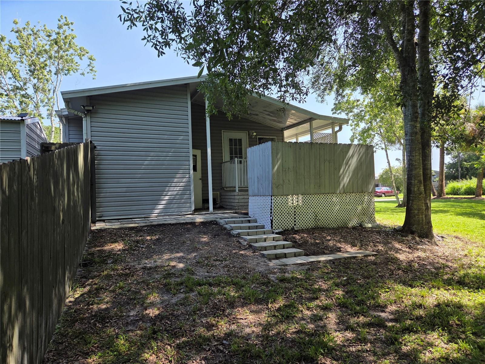 9129 WOOD TERRACE DR, TAMPA, FL, 33637