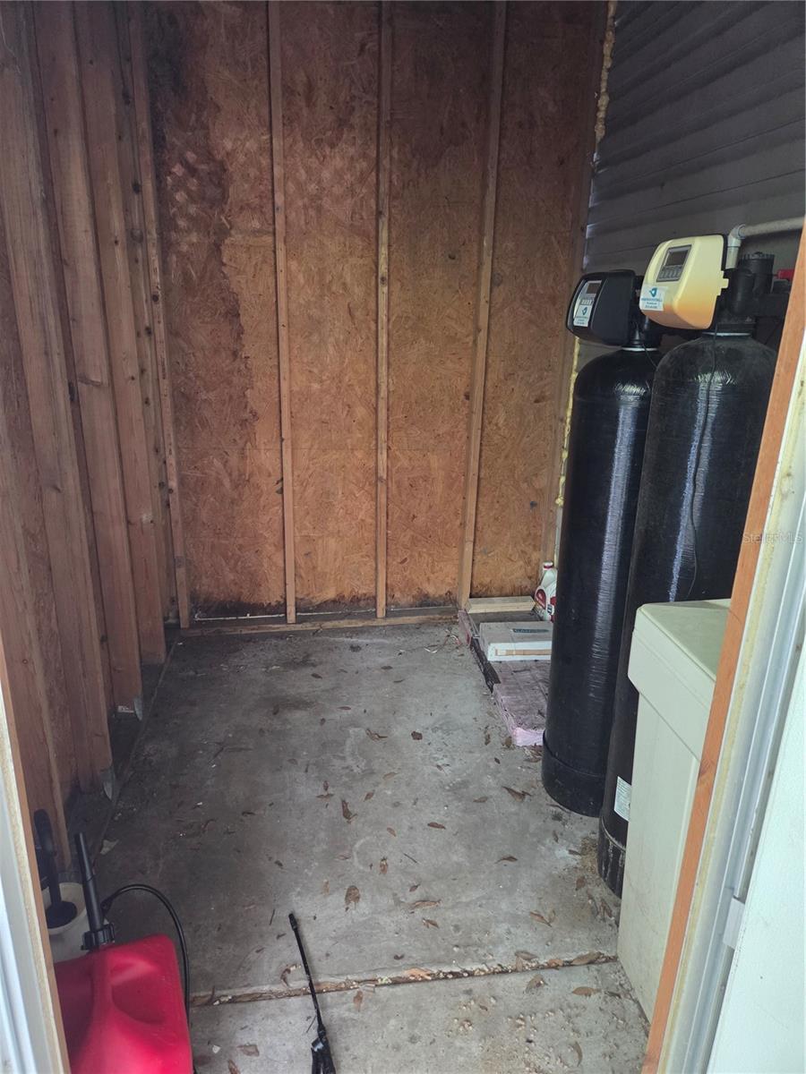 9129 WOOD TERRACE DR, TAMPA, FL, 33637