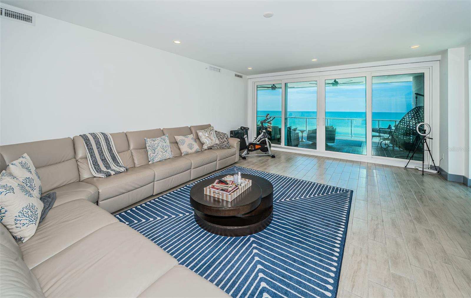 TB8412005 Property Photo