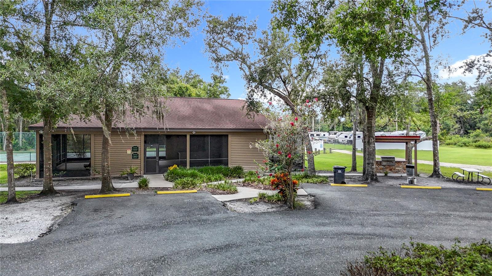 Community screen room