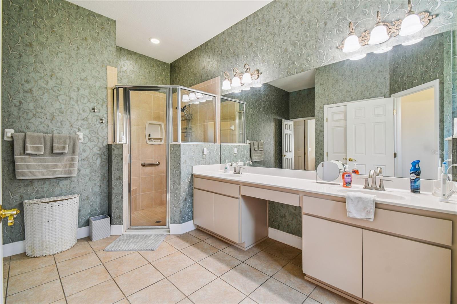 W7877730 Property Photo