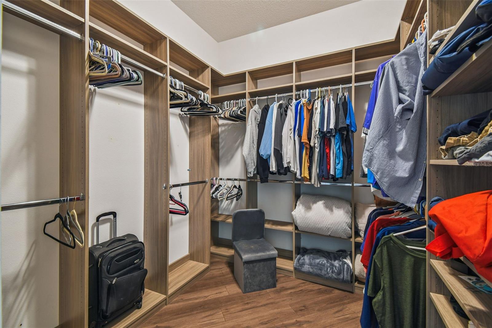 W7877730 Property Photo