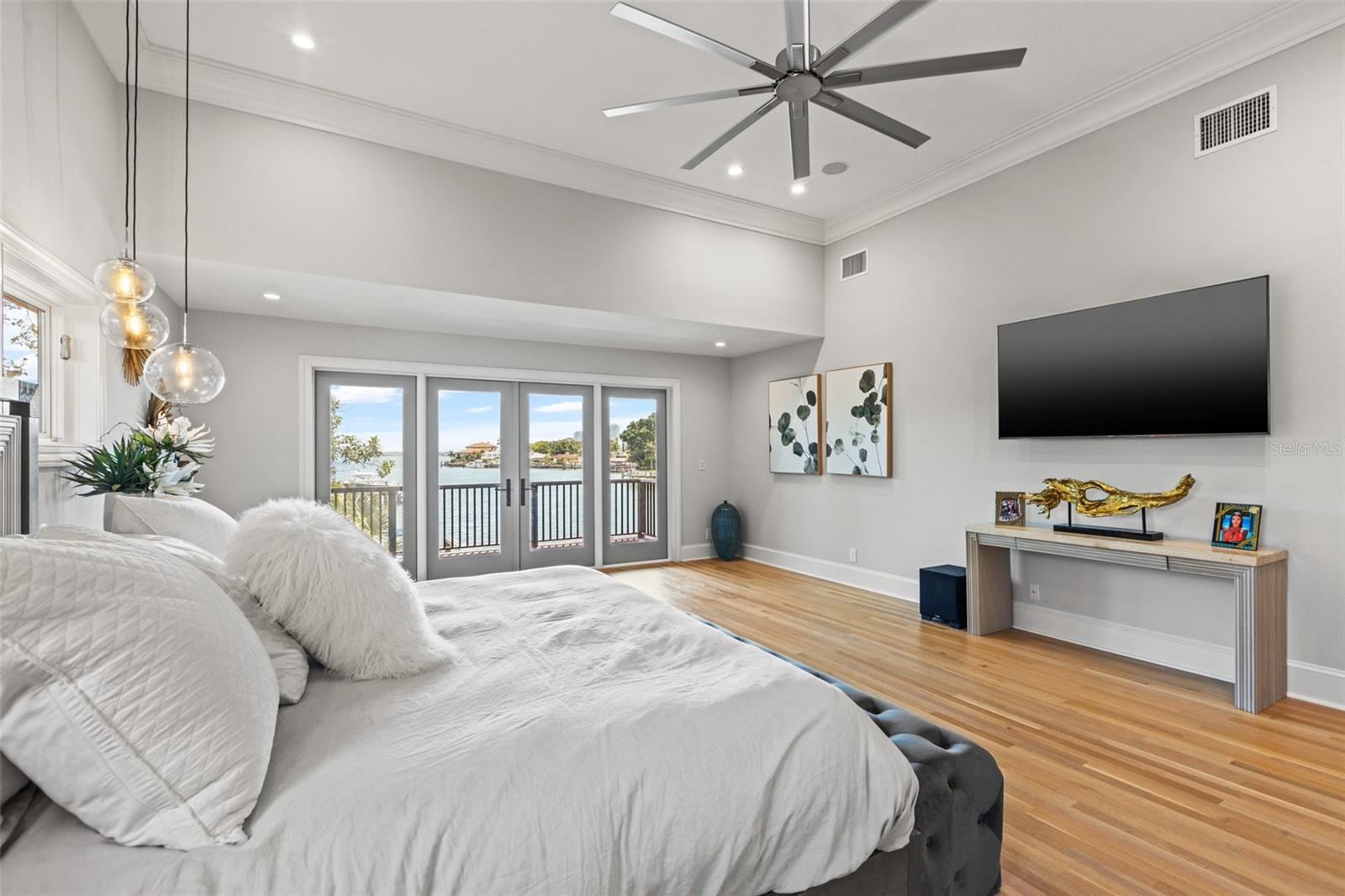 TB8412312 Property Photo