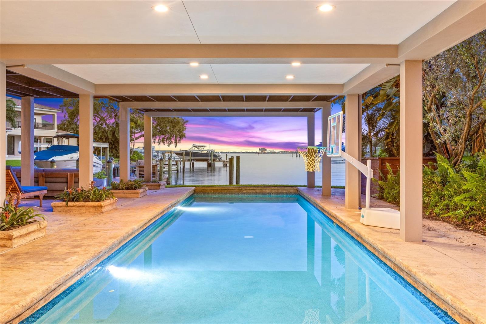 TB8412312 Property Photo