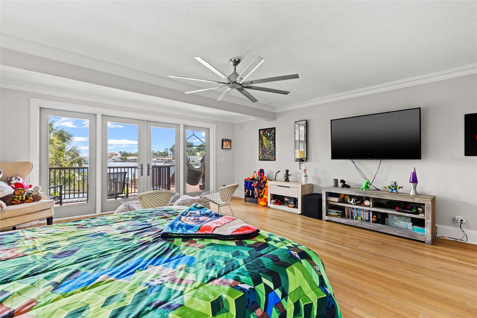 TB8412312 Property Photo