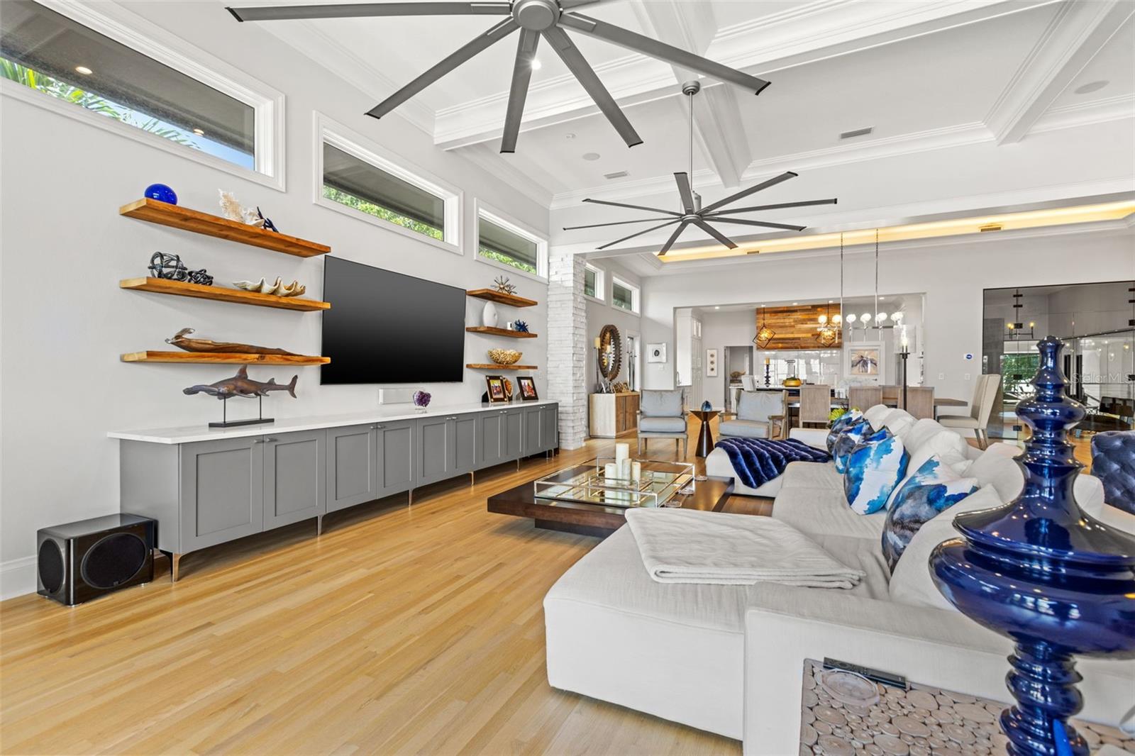 TB8412312 Property Photo