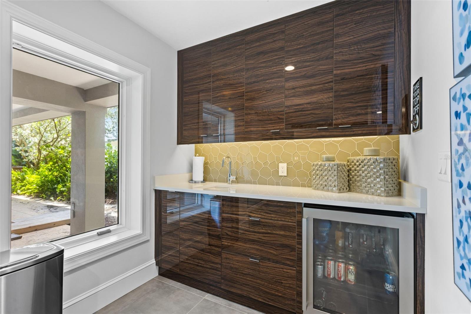 TB8412312 Property Photo