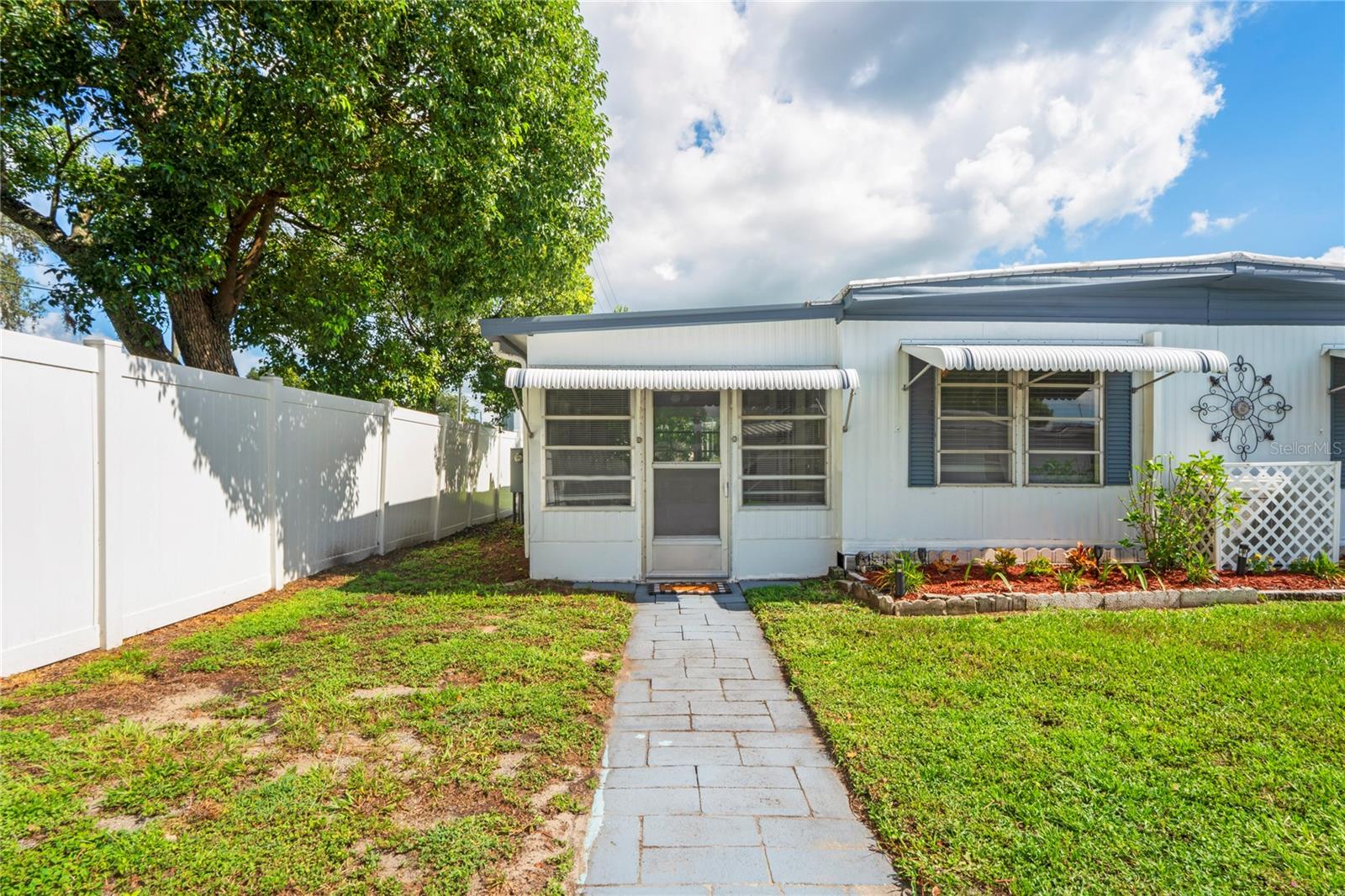 TB8412693 Property Photo