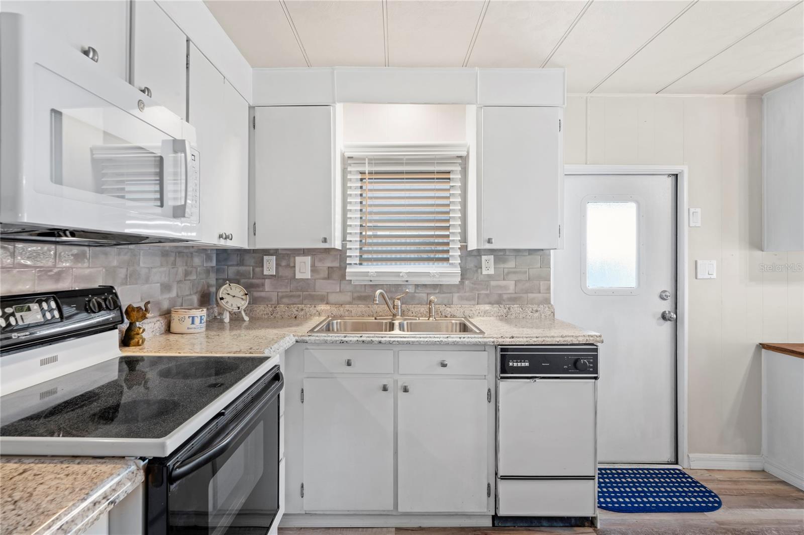 TB8412693 Property Photo