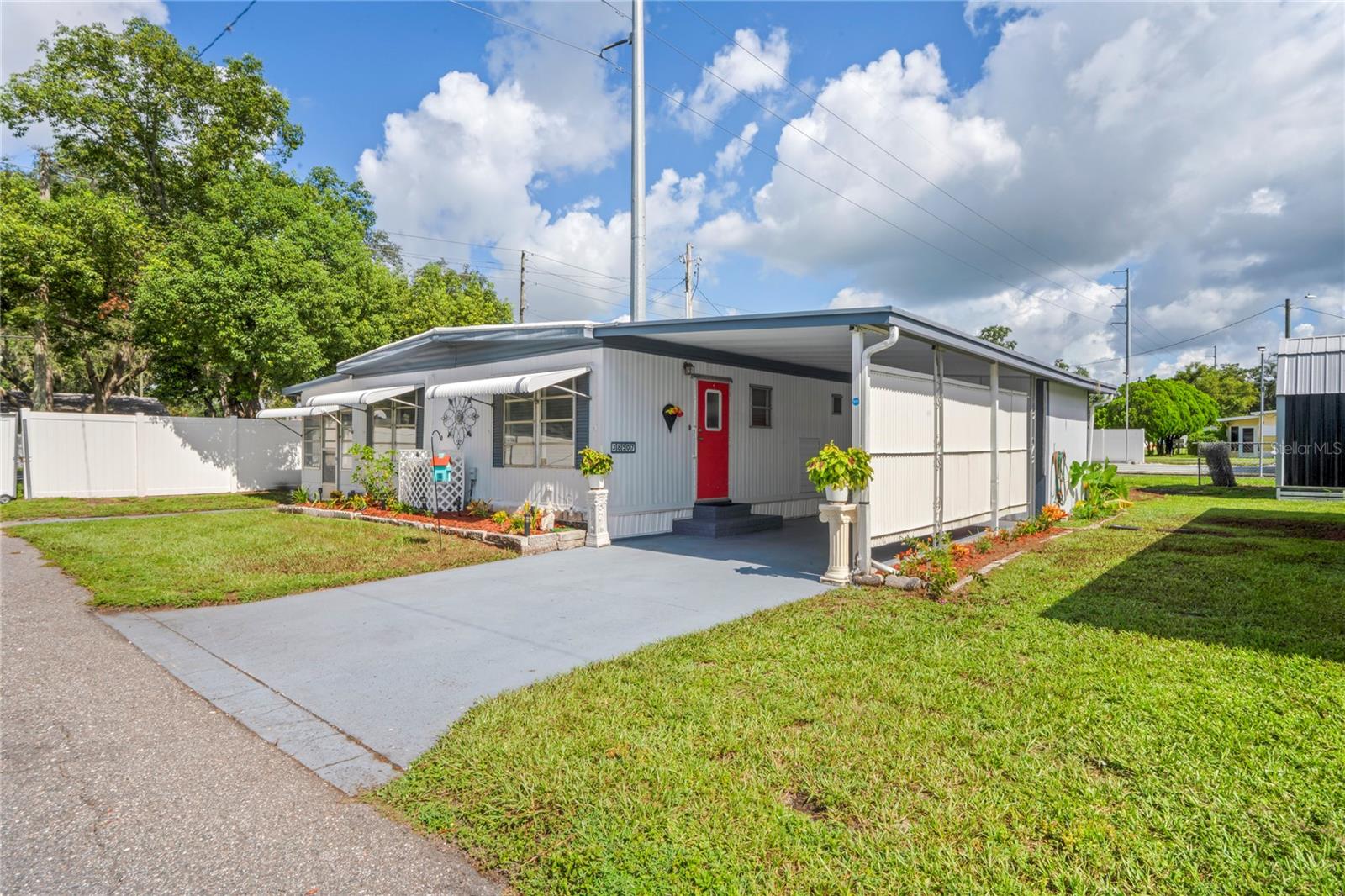 TB8412693 Property Photo