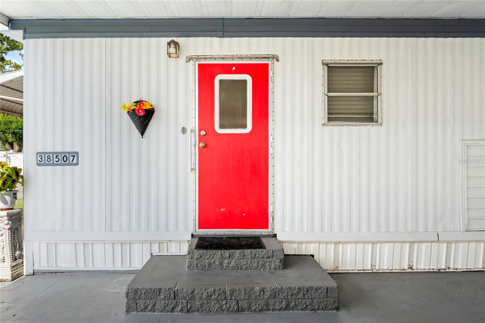 TB8412693 Property Photo