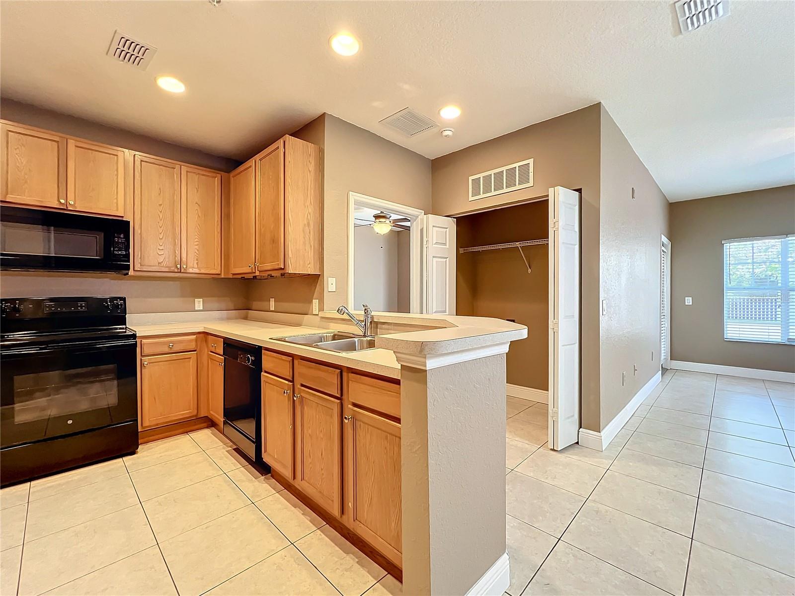 2586 GRAND CENTRAL PKWY #4, ORLANDO, FL, 32839