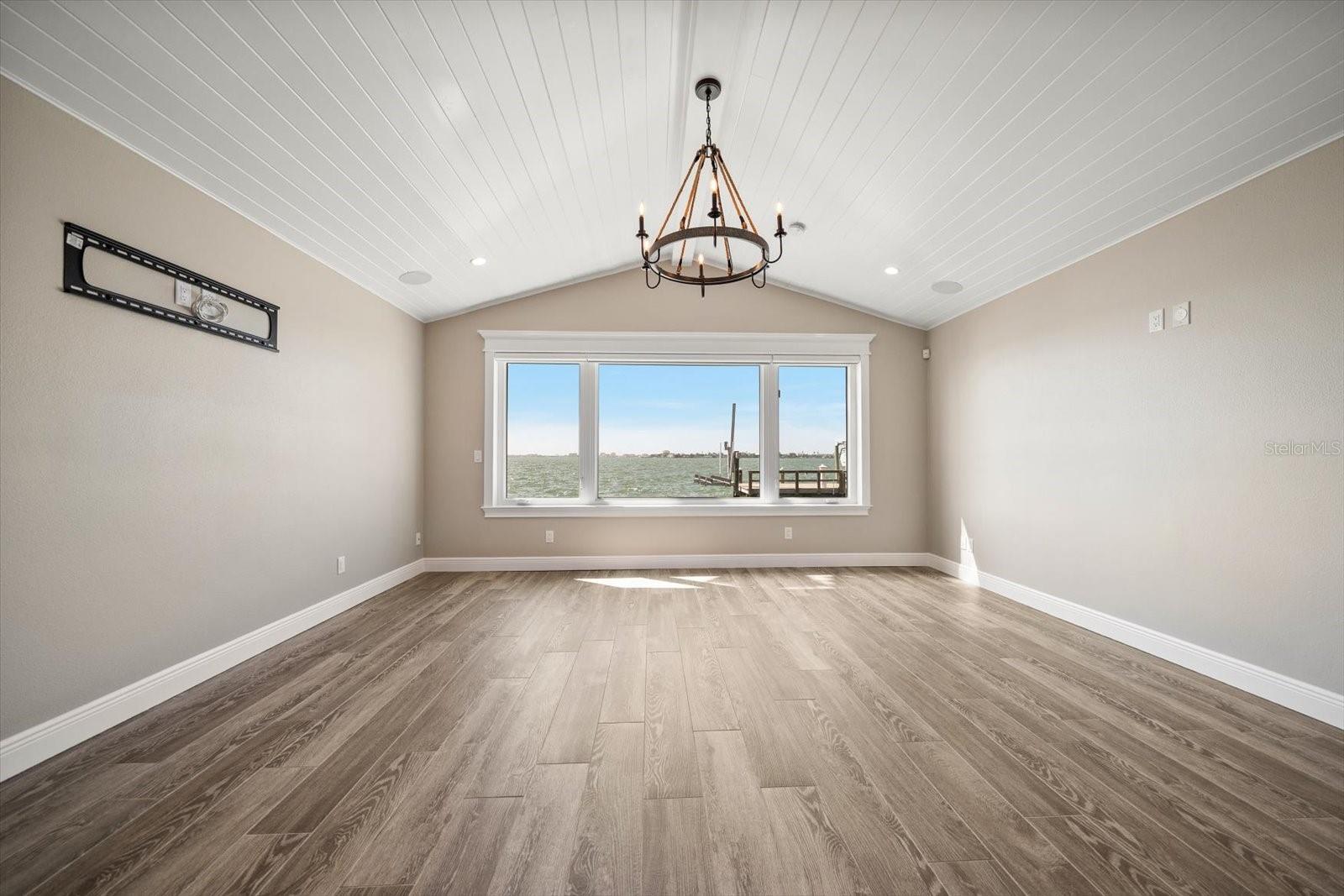 TB8412746 Property Photo